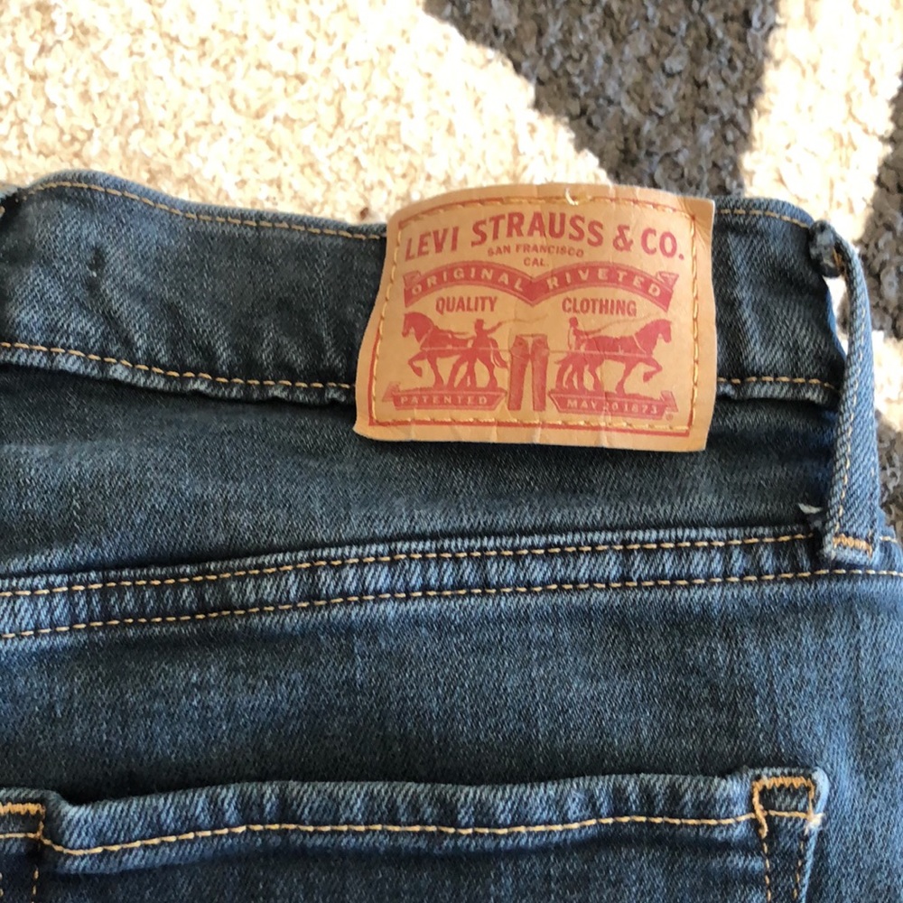 Very cute Levi’s cut off high rise straight jeans